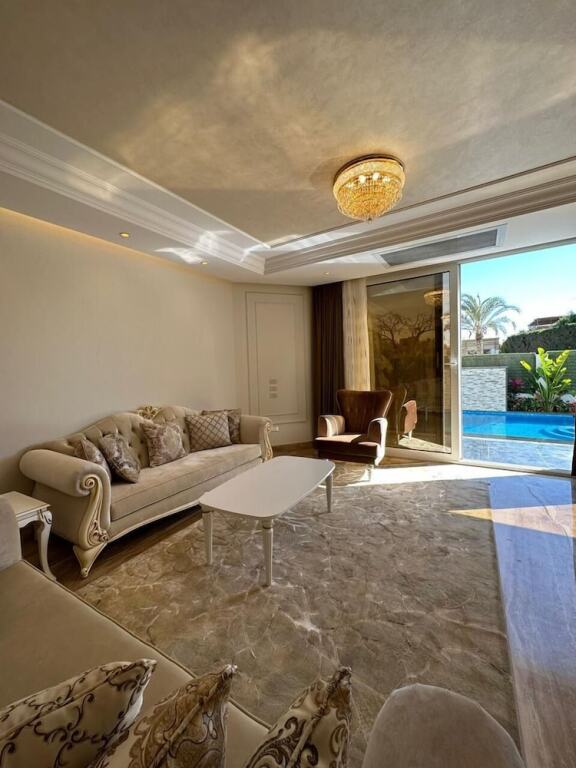 Шейх Заед Сити: Beverly hills standalone villa with pool
