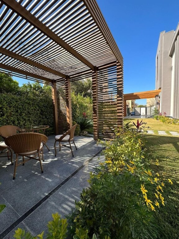 Шейх Заед Сити: Beverly hills standalone villa with pool
