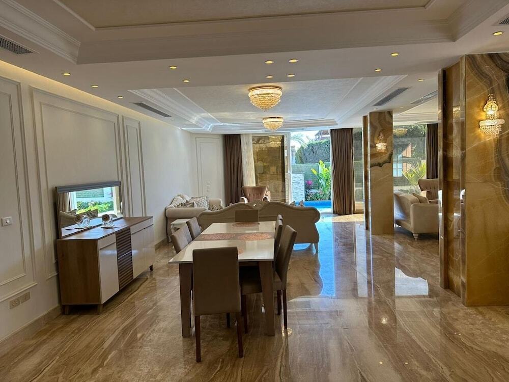 Шейх Заед Сити: Beverly hills standalone villa with pool