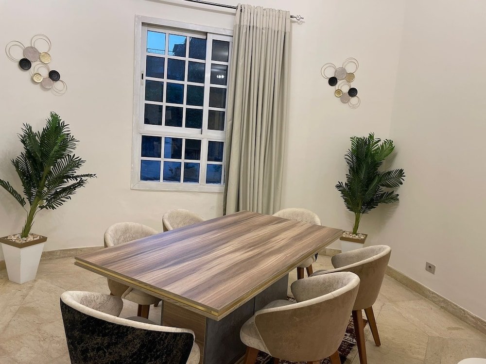 Шейх Заед Сити: Beverly standalone villa with garden
