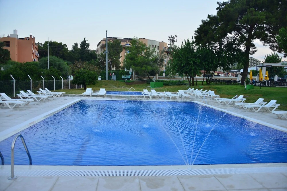 Текирова: Dream Town Hotel & Restaurant