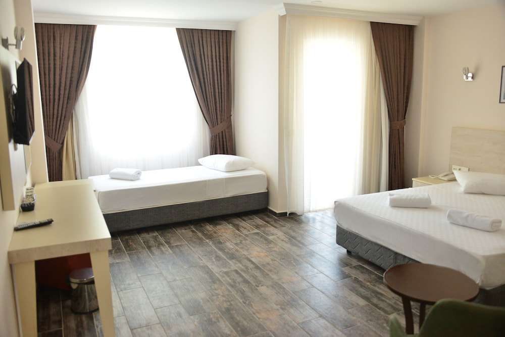 Текирова: Dream Town Hotel & Restaurant