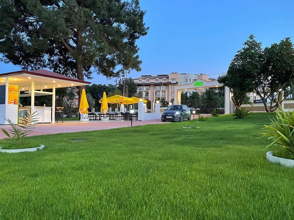 Текирова: Dream Town Hotel & Restaurant