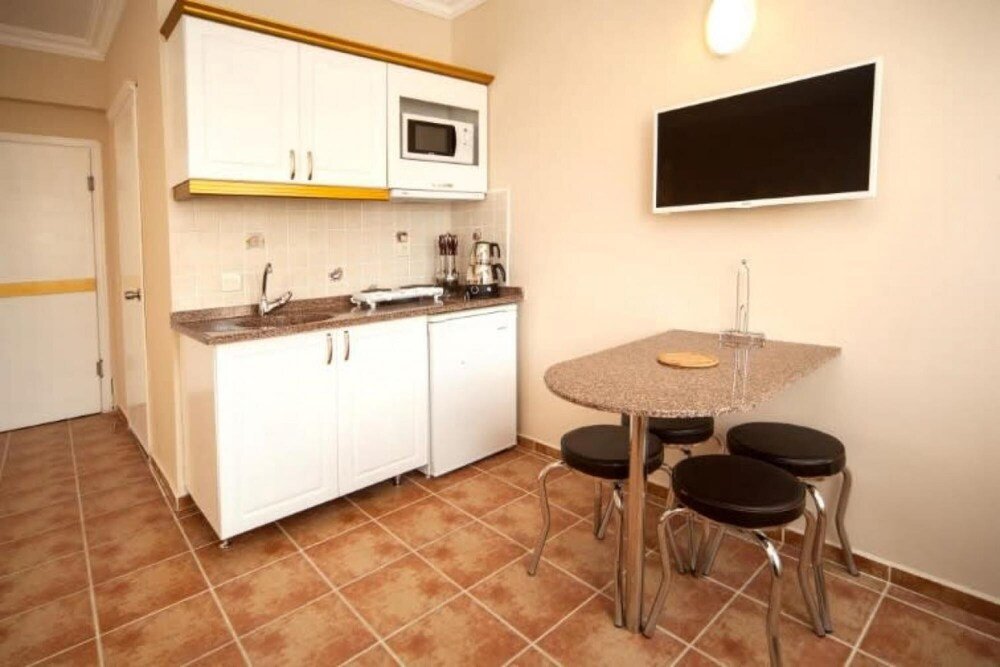 Мармарис: Comfortable Family Room With Balcony With Access to Private Beach in Marmaris