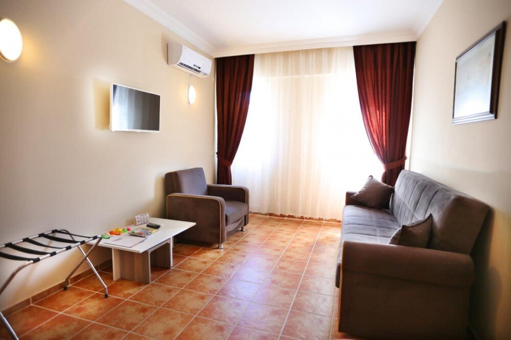 Мармарис: Comfortable Family Room With Balcony With Access to Private Beach in Marmaris