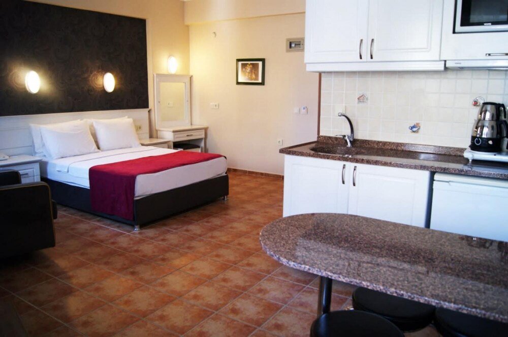 Мармарис: Comfortable Family Room With Balcony With Access to Private Beach in Marmaris