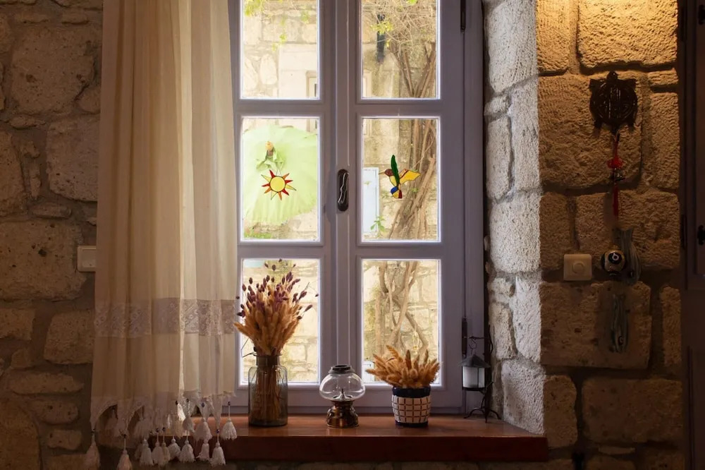 Чешме: Stonehouse With Backyard and Fireplace in Alacati
