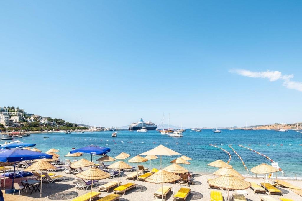 Бодрум: Seafront Flat With Excellent Sea View in Bodrum