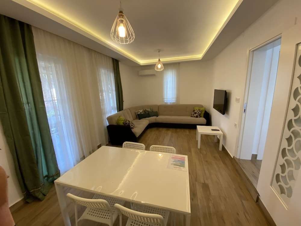 Чамьюва: Orange and Lemon Homes