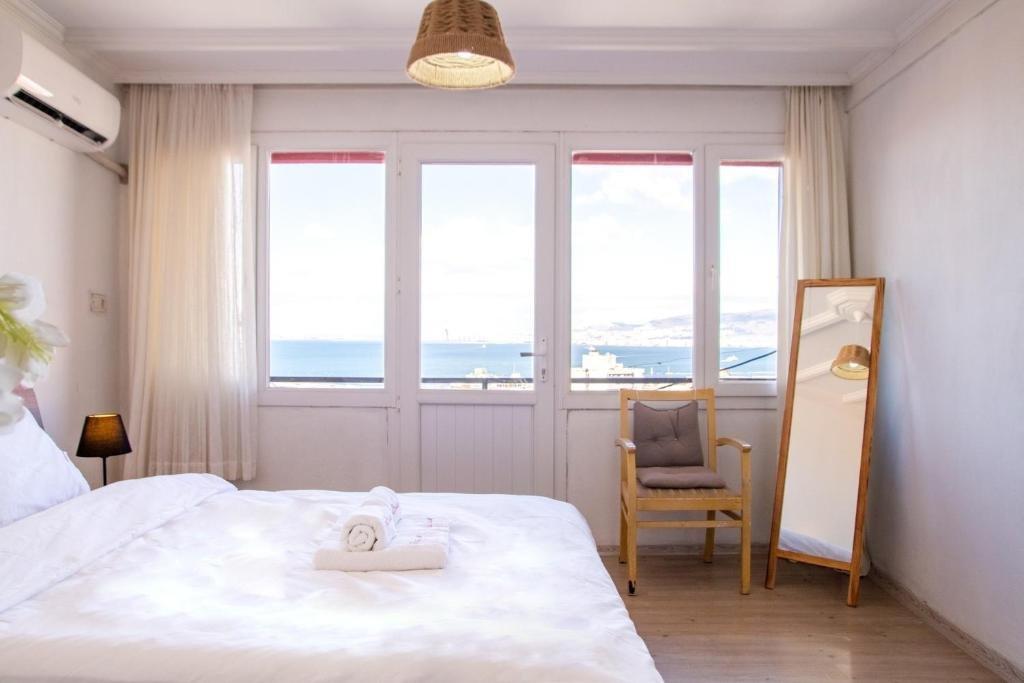 Измир: Lovely House With Sea View and Backyard