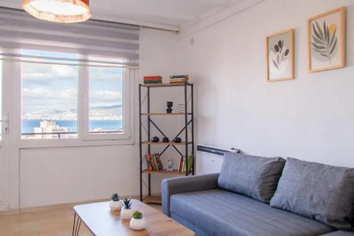 Измир: Lovely House With Sea View and Backyard