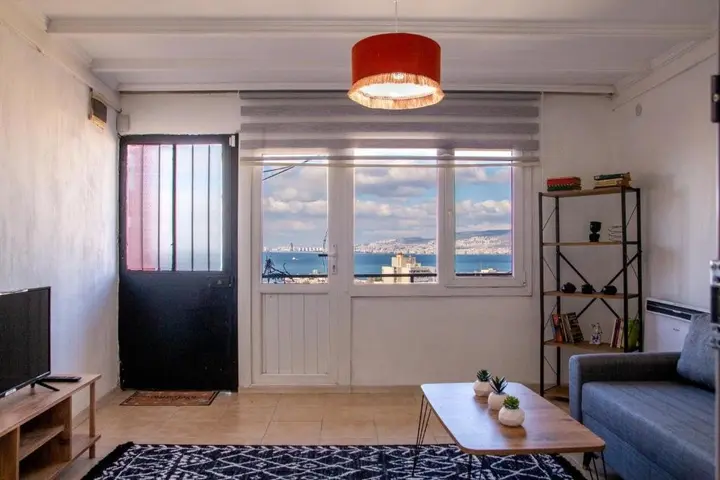 Измир: Lovely House With Sea View and Backyard