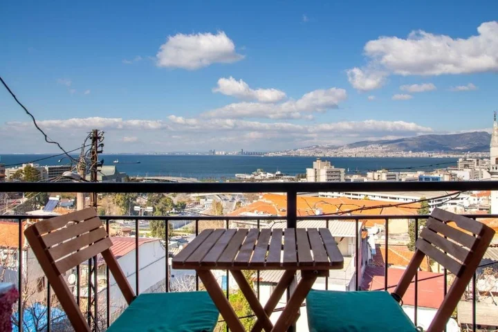 Измир: Lovely House With Sea View and Backyard