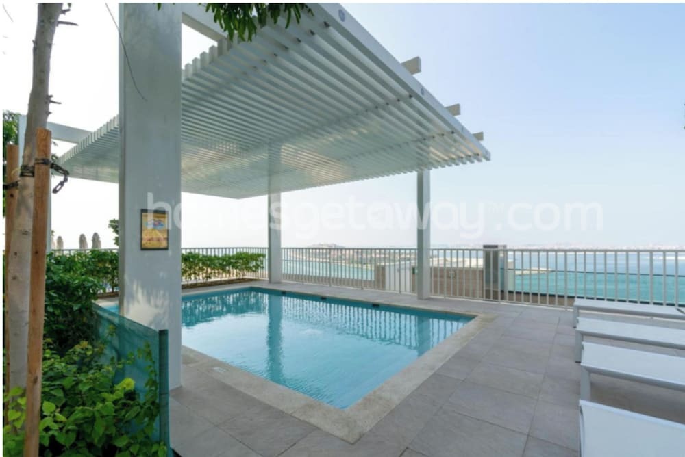Дубай: Homesgetaway- 2BR in Beach Vista Tower 2