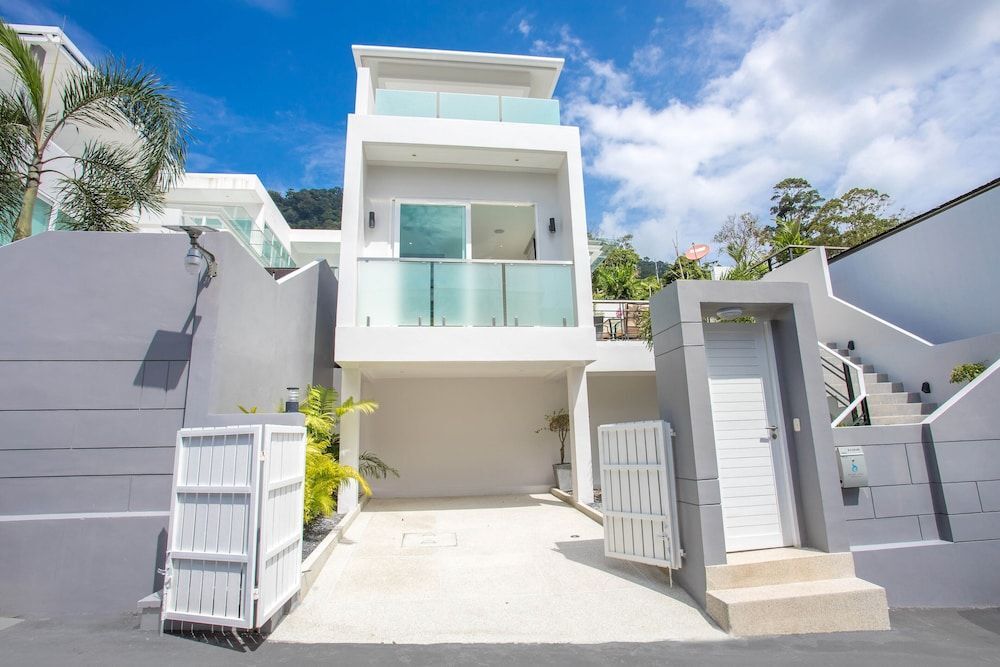 Кату: Elegant Designer 4BR Pool Villa Skylight