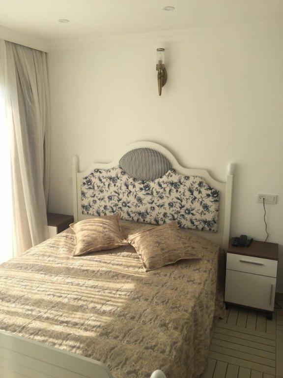 Тургутрейс: Stone Otel
