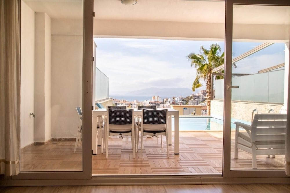 Кушадасы: Spacious Perfect Flat With Private Pool