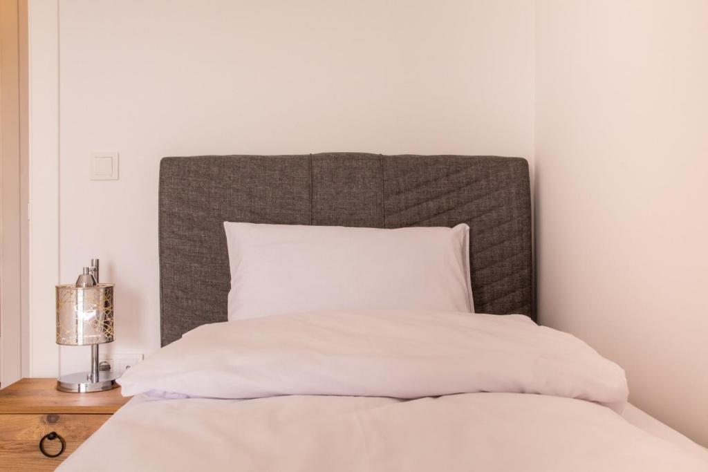 Helvaci: Spacious And Furnished Flat With Balcony In Izmir