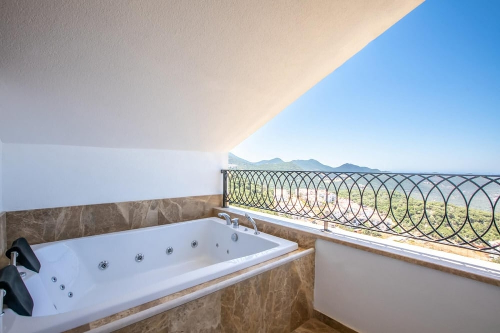 Каш: Luxury Flat With Jacuzzi On The Balcony In Kas