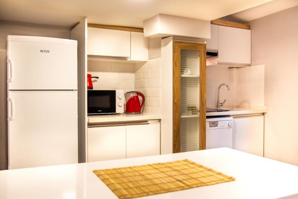 Centrally Located Fully Furnished Flat in Konak — фото 6