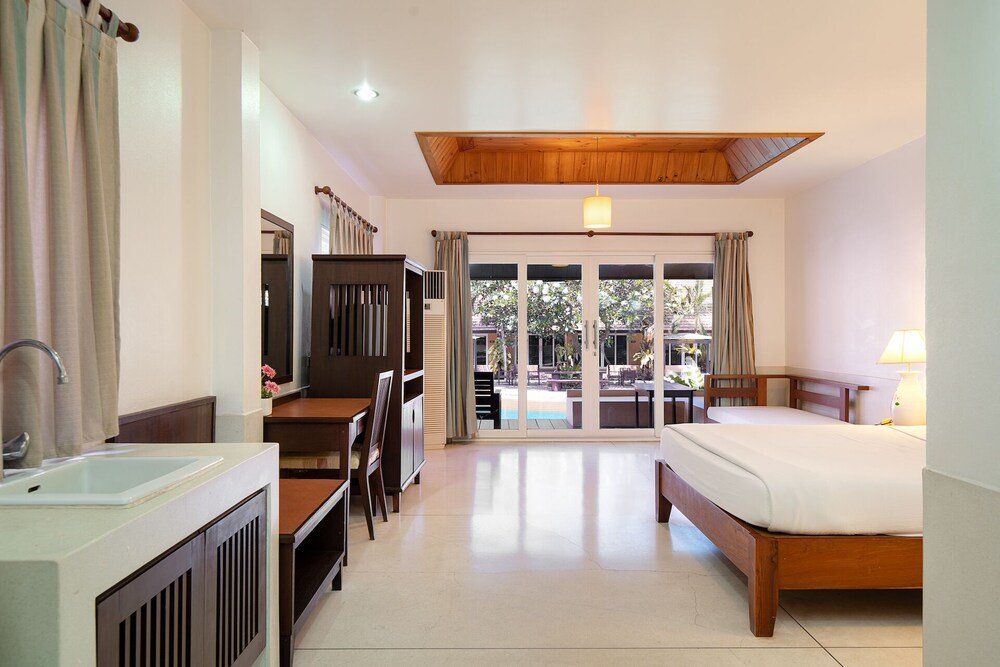 Паттайя: East Sea Paradise Hotel