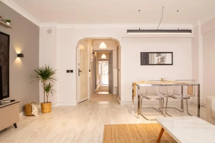 Измир: Gorgeous Flat With Balcony in Izmir Konak