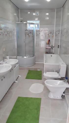 Новый Афон: Guest House Izumrud