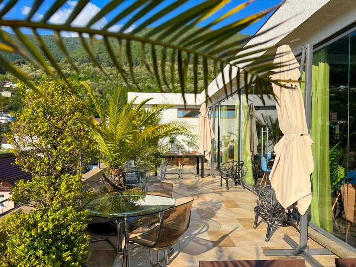 Гагра: Hotel Medoviy