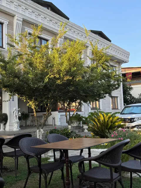 Лдзаа: Lucette Guest House