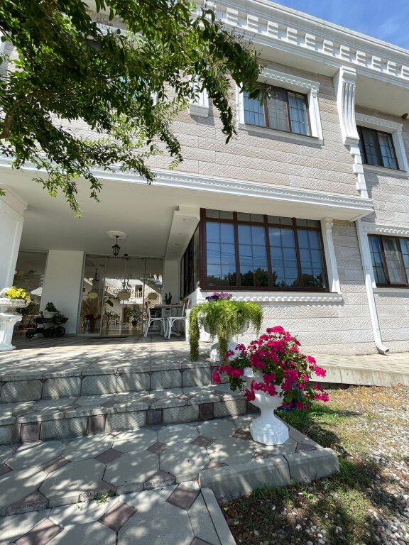 Лдзаа: Lucette Guest House