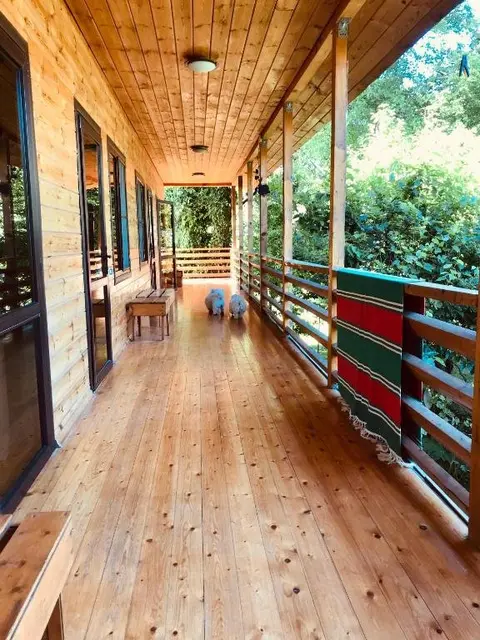 Лдзаа: Guest House E&M
