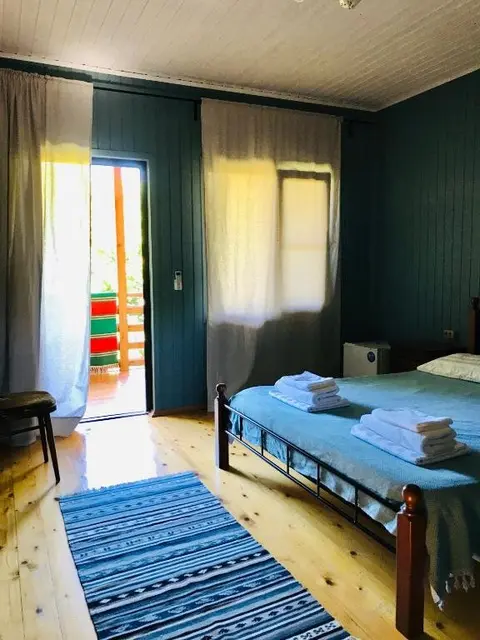 Лдзаа: Guest House E&M