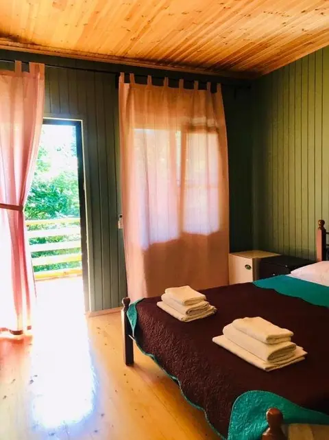 Лдзаа: Guest House E&M