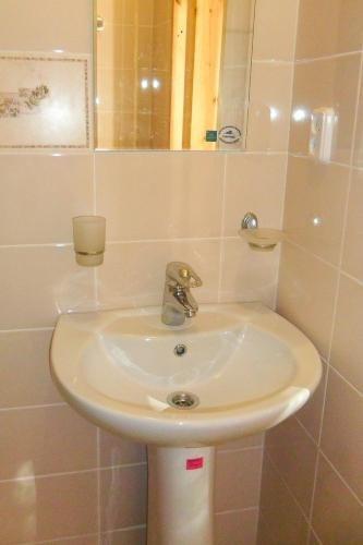 Гагра: Guest House ASTRA
