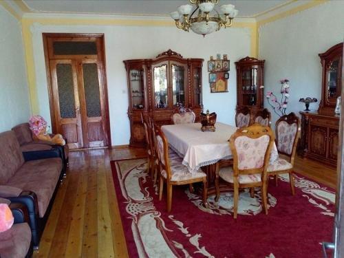 Дарчели: Emiris House