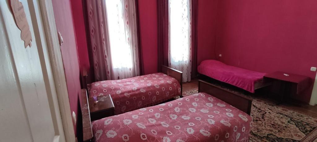 Зугдиди: Guest House Tall Rooms