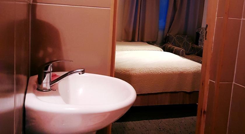 Кварели: Family hotel
