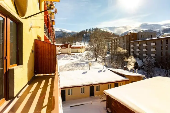 Бакуриани: Bright and Stylish Apt In The Hills of Bakuriani