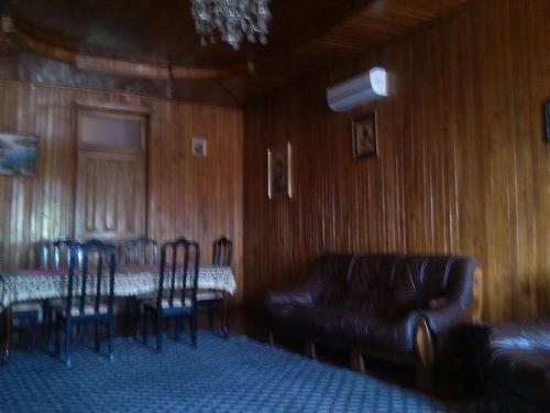 Зугдиди: Gvanca and George house