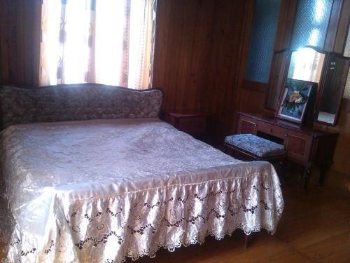 Зугдиди: Gvanca and George house