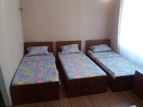 Кварели: Data