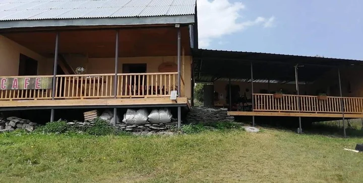 Омало: Nadiani Guesthouse