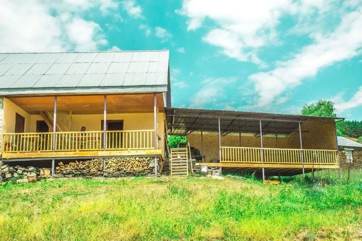 Омало: Nadiani Guesthouse
