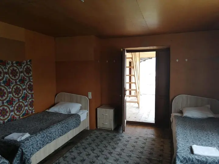 Омало: Nadiani Guesthouse