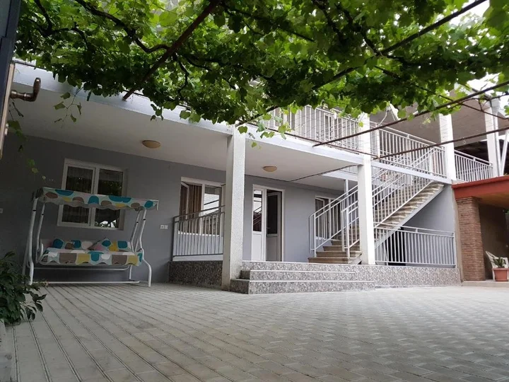 Телави: White House in Kakheti Eniseli