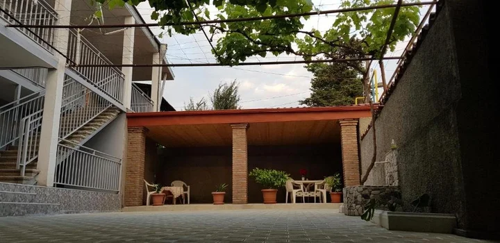 Телави: White House in Kakheti Eniseli