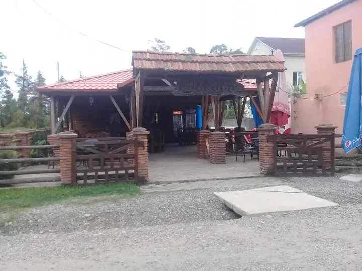 Уреки: Twin Cottages