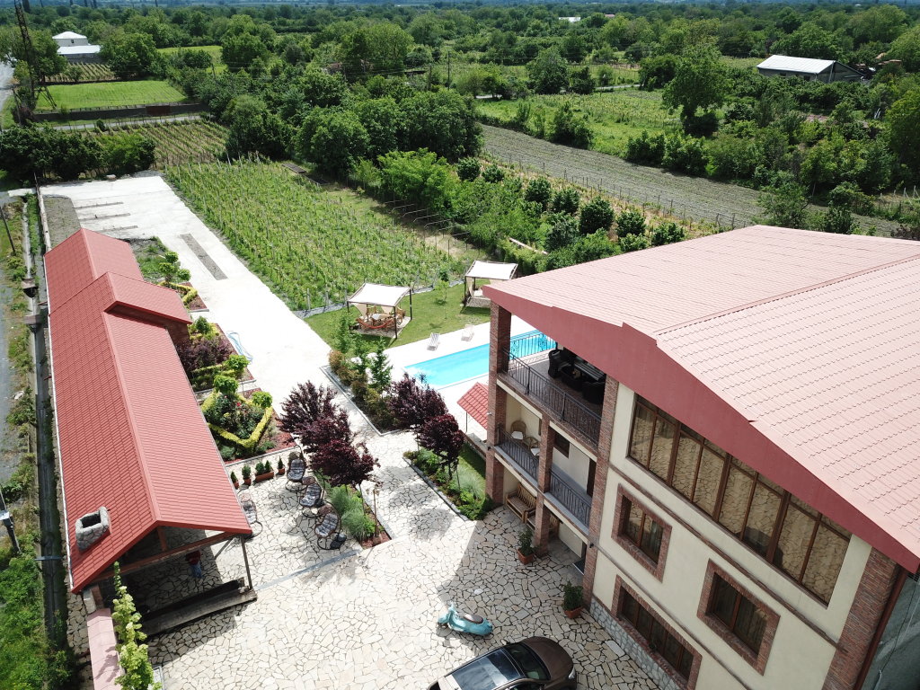 Кварели: Вилла Vitis