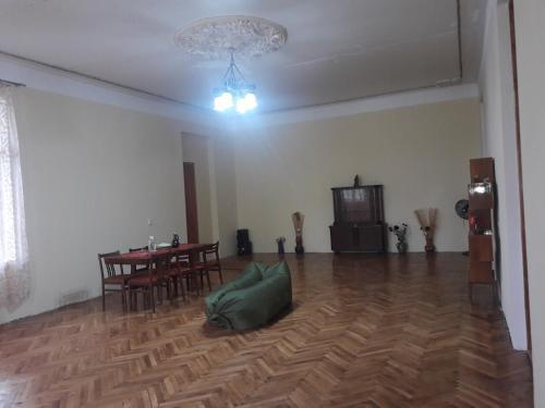 Мартвили: Surmava Palace