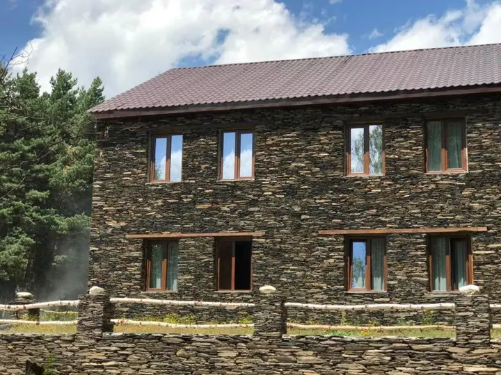 Омало: Hotel Complex Nabadi